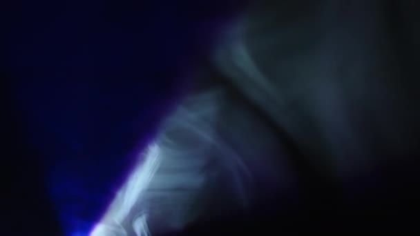 Purpurový Paprsek Projektoru Proniká Objemovým Kouřem Vyvolává Atmosféru Intrik Kouzel — Stock video