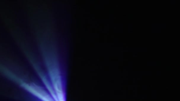 Působivá Záře Purpurového Světla Vycházejícího Projektoru Vytvářejícího Okouzlující Atmosféru — Stock video