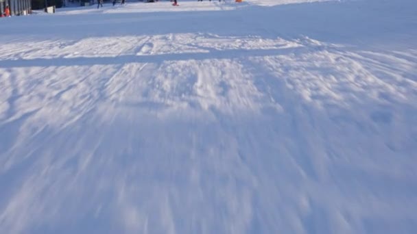 雪の斜面を降りるスノーボードのPovショット ワインの風景のアドレナリンラッシュと風光明媚な美しさをキャプチャ — ストック動画