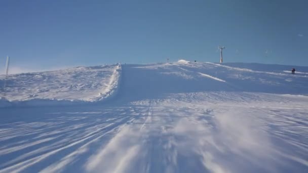 スノーボードのPovショットが斜面下に降下し アドレナリン燃料の興奮をキャプチャ — ストック動画