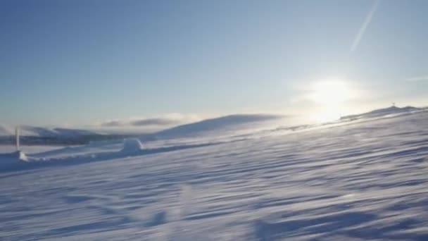 スピードと敏捷性の爽快なラッシュをキャプチャする山の下にスノーボードのPovショット — ストック動画