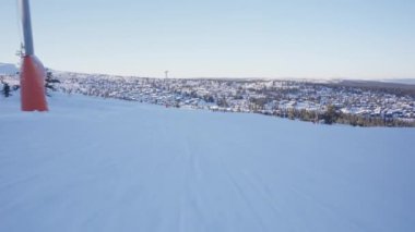 Karlı yamaçlarda süzülen bir snowboardcudan çarpıcı panoramik manzaranın keyfini çıkaran bir POV görüntüsü.