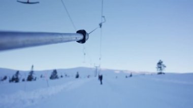 Kayak asansörünün çelik kablolara sıkıca bağlı olduğu yakın çekim görüntüsü karlı dağ yamaçlarına güvenli bir ulaşım sağlıyor.