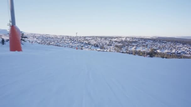 雪の斜面を滑るスノーボーダーからのPovショットは 素晴らしいパノラマビューを楽しんでいます — ストック動画