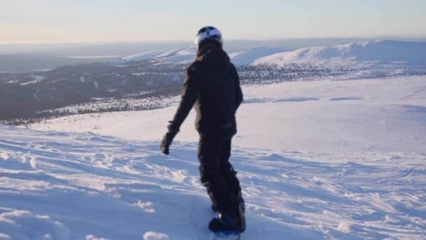 Okouzlující Dlouhý Záběr Zachytit Chlapce Půvabně Snowboarding Proti Ohromující Malebné — Stock video