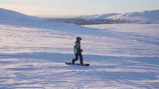 Tiro Rastreamento Aventura Snowboard Menino Neve — Vídeo de Stock