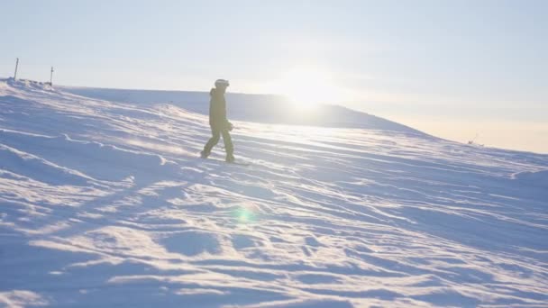 Отслеживающий Снимок Детей Пробивающих Себе Путь Через Снег Фоне Яркого — стоковое видео