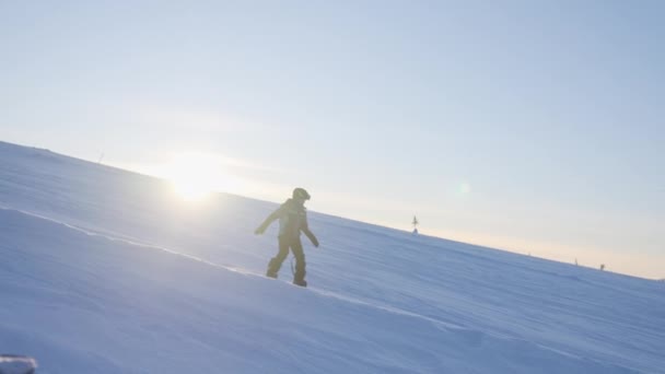 Sledovací Záběr Osamělého Chlapce Jeho Snowboardové Cestě Kopce — Stock video