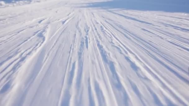 雪の斜面下に降下するPovスノーボード — ストック動画