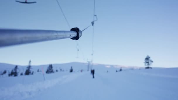 Kayak Asansörünün Çelik Kablolara Sıkıca Bağlı Olduğu Yakın Çekim Görüntüsü — Stok video