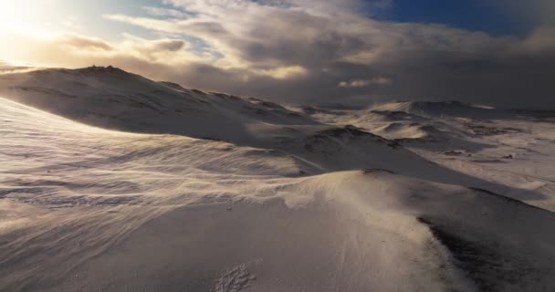 太陽の下で雄大な雪の頂上に広がる無人機を捕獲する風 ストック映像