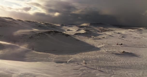 雪に覆われた山々は 雄大な頂上を横断する広大な風のように曇り 風の強い空の背景に立っています — ストック動画