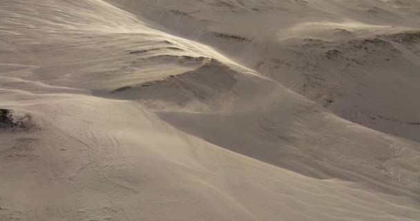 Een Drone Vangt Winden Die Besneeuwde Bergen Waaien Bij Zonsondergang — Stockvideo