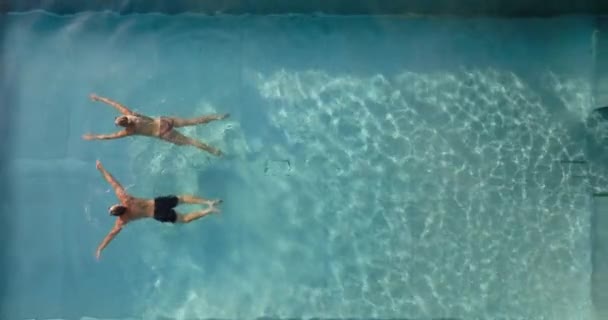 Výstřel Vzduchového Přiblížení Zachytí Pár Plavajících Modrém Bazénu Sluneční Světlo — Stock video