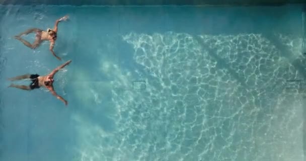 Spa Havuzunda Yüzen Bir Çiftin Ağır Çekim Çekimi Dalgalanmalar Işık — Stok video