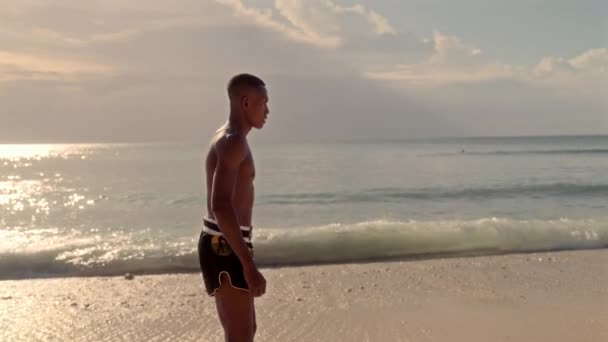 Ένας Μποξέρ Muay Thai Επικεντρώθηκε Μια Αυστηρή Παραλία Πόδια Στο — Αρχείο Βίντεο