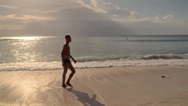 一位来自泰国的拳击手有目的地沿着海滨大步走着 在平静的海岸背景下展示了他的决心和专注 免版税图库视频片段