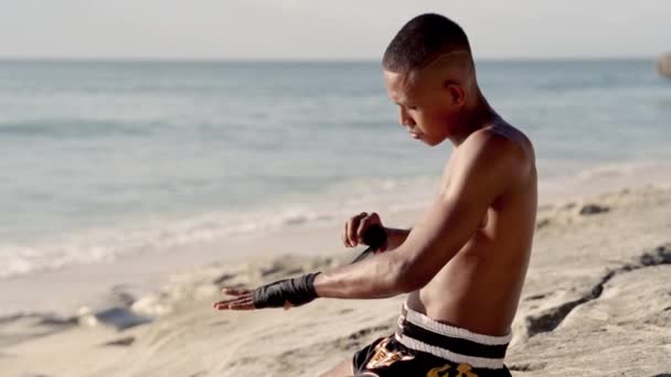 Een Muay Thai Bokser Wikkelt Zijn Handen Nauwgezet Met Beschermend — Stockvideo