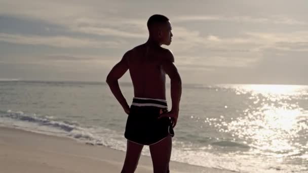 Fotografie Din Spate Unui Boxer Thailandez Muay Care Efectuează Răsucire — Videoclip de stoc