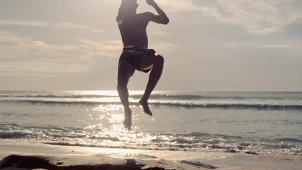 在平静的海浪背景下 一名泰籍穆艾战士在沙滩上练习肘击和膝击 视频剪辑