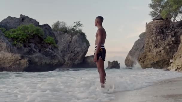 Muay Thai Bokser Stående Ved Bølgerne Omfavner Reflekterende Øjeblik Ved – Stock-video