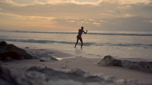 Een Muay Thai Gevechtstraining Tegen Achtergrond Van Rustige Zee Tijdens Stockvideo
