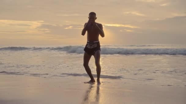 Een Muay Thai Bokser Ontketent Krachtige Stoten Schopt Tegen Ondergaande — Stockvideo