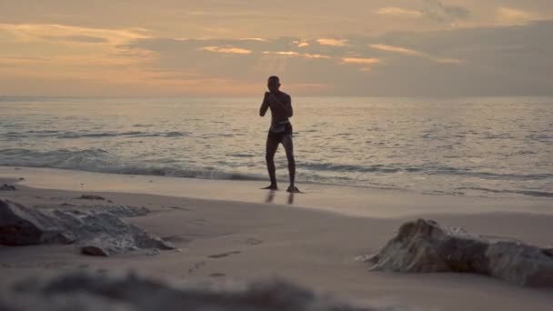 Een Muay Thai Jager Traint Tegen Rustige Zee Bij Zonsondergang — Stockvideo