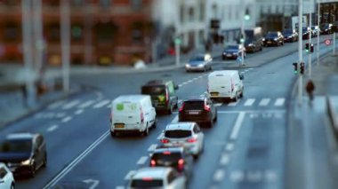 Hızlandırılmış bir videoda caddelerden geçen arabalar ve kavşaklardan geçen yayalar küçük ölçekte büyüleyici bir şehir manzarasına dönüşüyor.