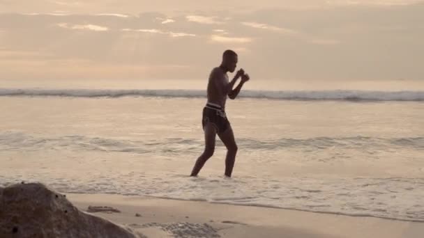Entrenamiento Riguroso Boxeador Mostrando Fuerza Contra Telón Fondo Las Olas — Vídeos de Stock
