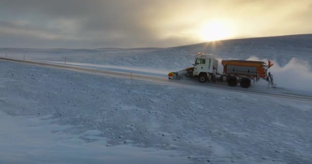 Kar Temizleme Aracının Hava Görüntüsü Büyük Bir Saban Ile Donatılmış — Stok video