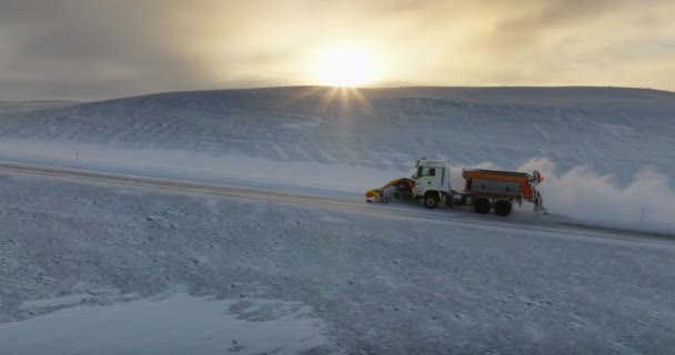 Запись Беспилотника Очищающего Заснеженную Дорогу Исландии Которой Открывается Захватывающий Вид — стоковое видео