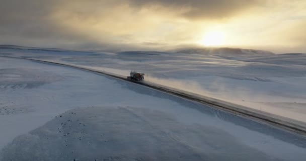 Яркое Солнце Освещает Обширный Открытый Зимний Пейзаж Поскольку Снегоочиститель Виден — стоковое видео