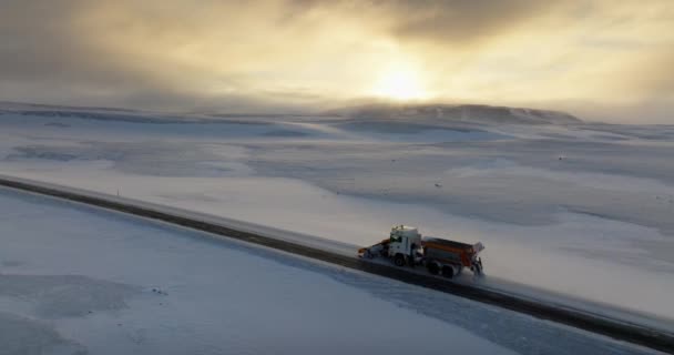 Воздушный Снимок Заснеженного Ландшафта Показывает Снегоочиститель Движущийся Дороге Среди Огромного — стоковое видео