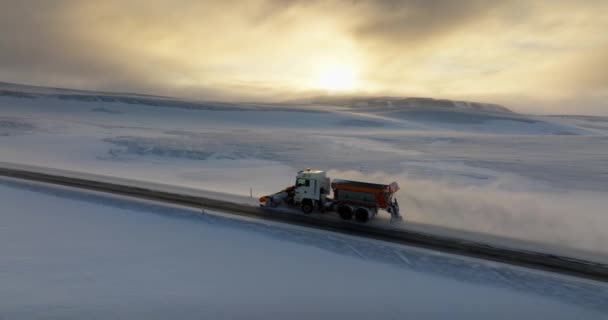 Dron Sleduje Náklaďák Sněžným Pluhem Který Rozstřikuje Sníh Stranu Zatímco — Stock video