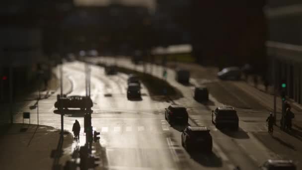 Захватывающий Наклон Сдвига Времени Захвата Автомобилей Пешеходов Ориентирующихся Городскому Ландшафту — стоковое видео