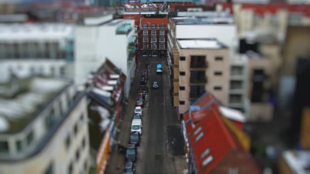 Przechył Zmiany Czasu Przechwytywania Zaparkowanych Samochodów Umieszczonych Pomiędzy Wysokimi Budynkami — Wideo stockowe