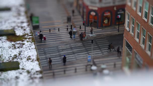 Захватывающее Видео Показывает Пешеходов Автомобилей Перемещающихся Городскому Ландшафту Завораживающей Миниатюре — стоковое видео
