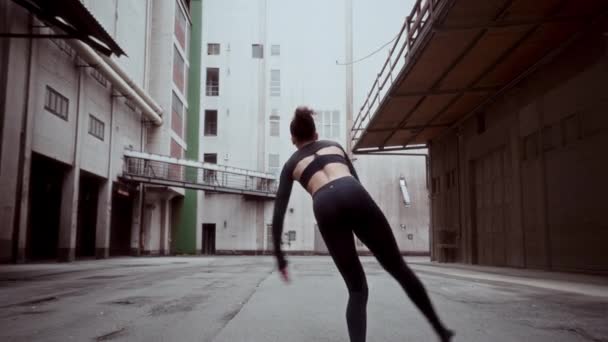 Una Bailarina Salta Gira Aire Antes Caer Suelo Graciosamente Mientras — Vídeo de stock