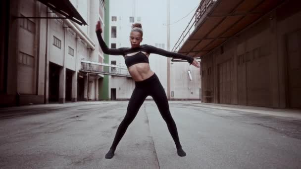 Eine Frau Führt Einen Modernen Tanz Zeitlupe Auf Umgeben Von — Stockvideo