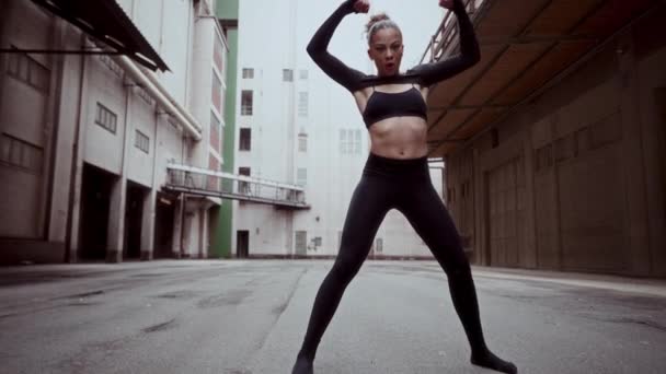 Powolne Ujęcie Współczesnej Tancerki Wykonującej Rutynę Inspirowaną Baletem Przed Wykonaniem — Wideo stockowe