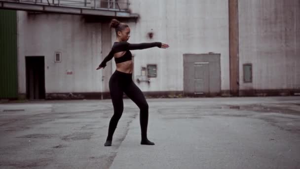 Dançarino Contemporâneo Gira Enquanto Executa Uma Rotina Clássica Balé Beco — Vídeo de Stock