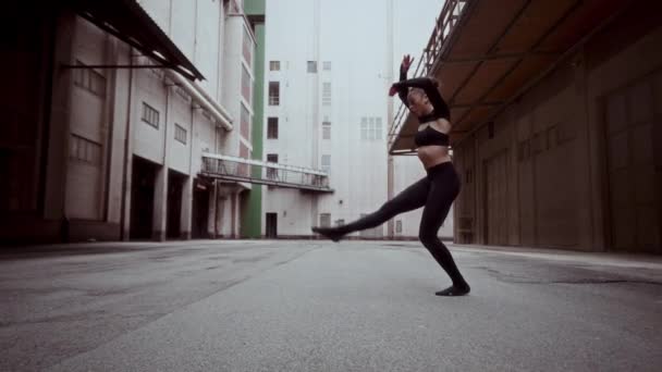Kobieta Pokazuje Swoje Nowoczesne Umiejętności Taneczne Wykonując Salto Alejce Otoczona — Wideo stockowe