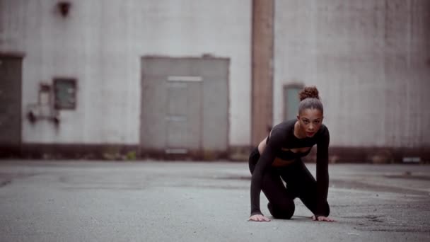 Plan Sol Une Femme Exécutant Une Danse Moderne Expressive Extérieur — Video