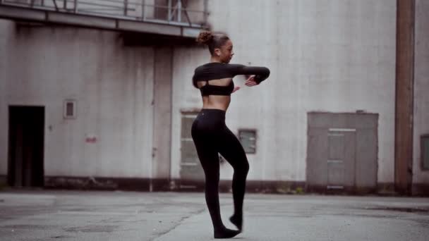 Eine Profitänzerin Demonstriert Ihre Zeitgenössischen Tanzkünste Einer Gasse Vor Einem — Stockvideo