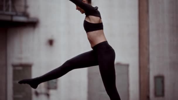 現代舞踊を演奏しながらフロントフリップルーチンを実行する女性のスローモーションショット — ストック動画