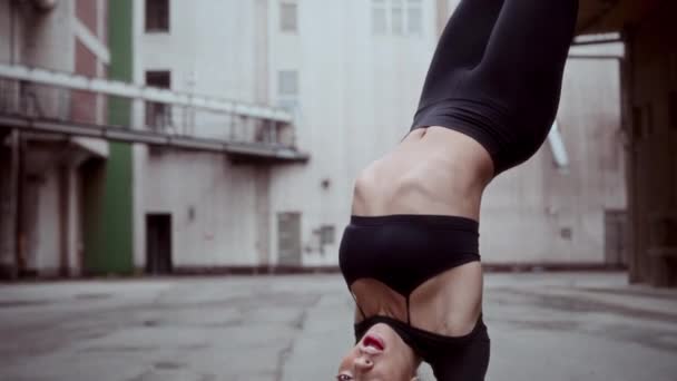 Close Shot Woman Dancer Performing Handstand Routine While Practicing Her — Stock Video