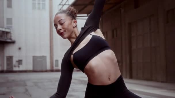 Uma Jovem Sorri Enquanto Executa Uma Rotina Dança Moderna Câmera — Vídeo de Stock