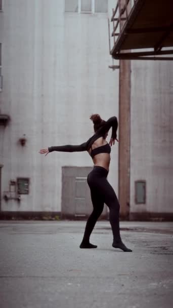 Eine Vollständige Aufnahme Einer Zeitgenössischen Tänzerin Die Während Ihres Tanzes Stockvideo