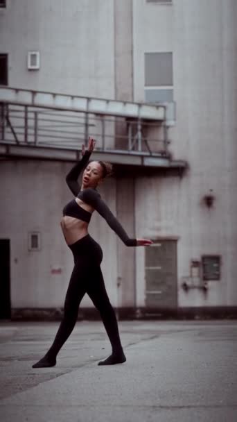 Uma Foto Completa Uma Jovem Realizando Uma Dança Contemporânea Câmera — Vídeo de Stock